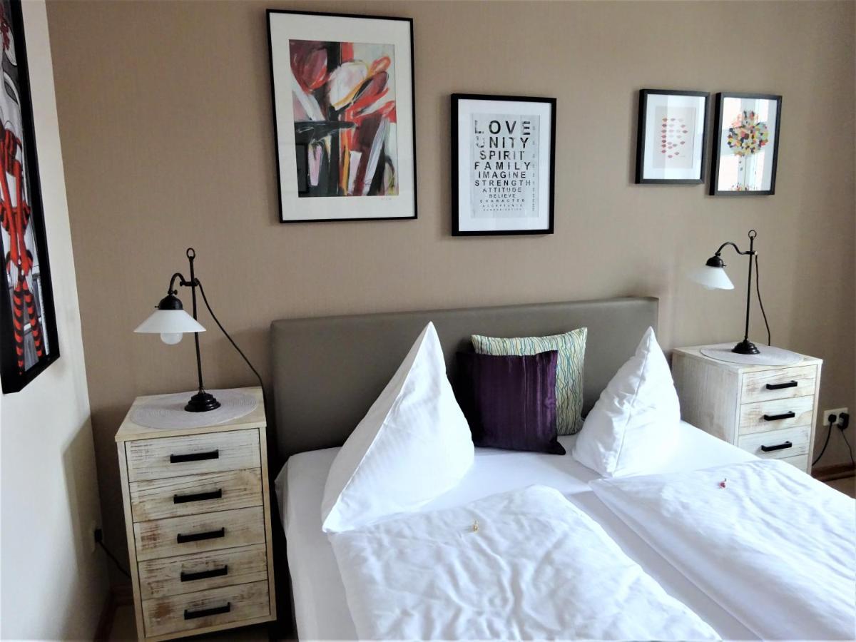 Hotel Pension Zur Faehrbruecke ชตราลซุนด์ ภายนอก รูปภาพ