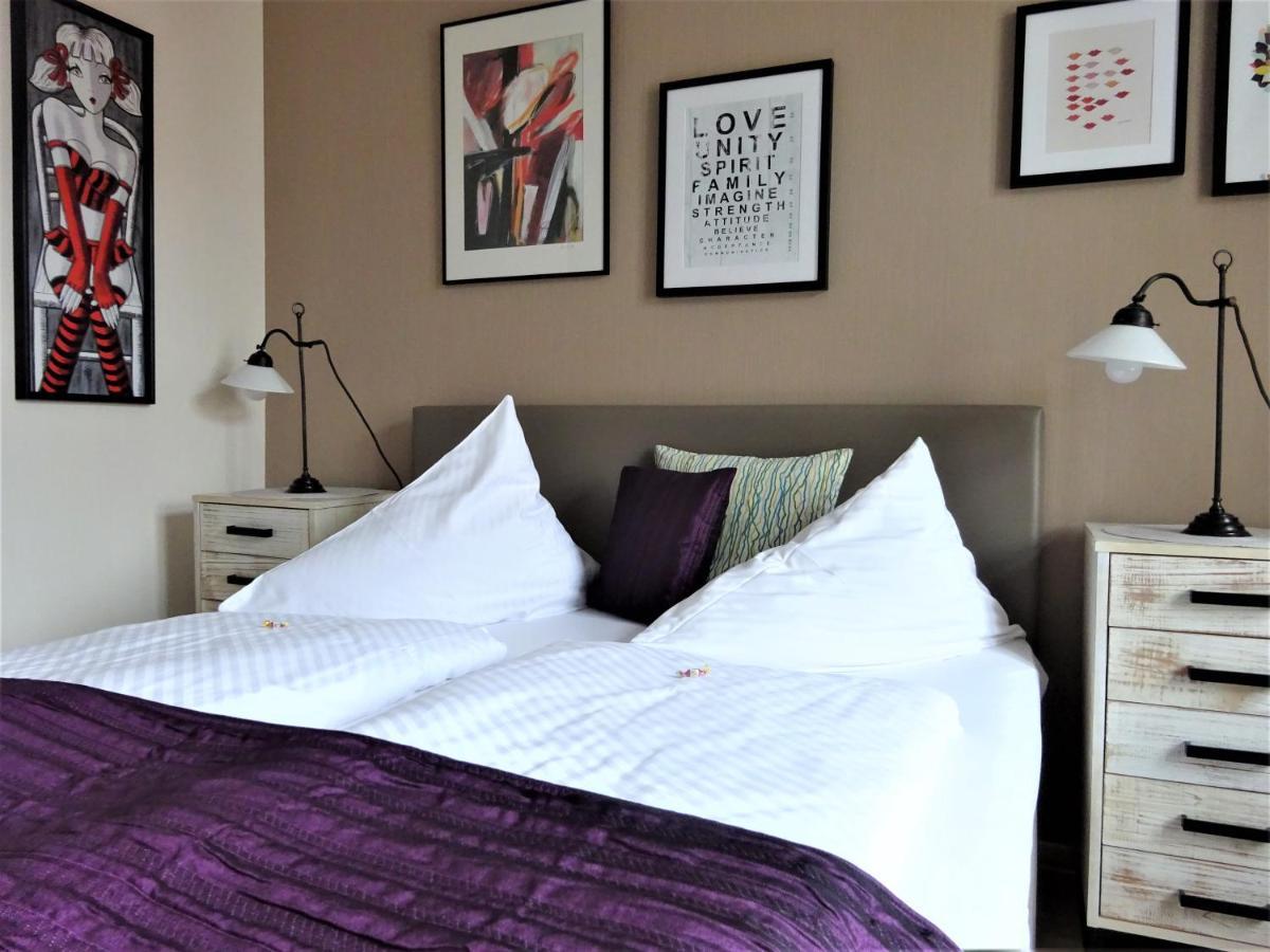 Hotel Pension Zur Faehrbruecke ชตราลซุนด์ ภายนอก รูปภาพ