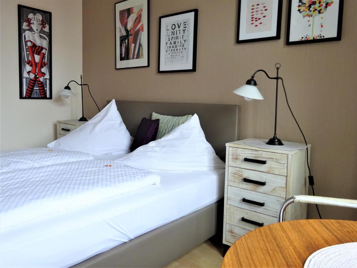 Hotel Pension Zur Faehrbruecke ชตราลซุนด์ ภายนอก รูปภาพ