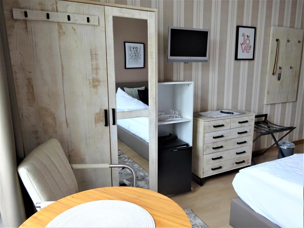 Hotel Pension Zur Faehrbruecke ชตราลซุนด์ ภายนอก รูปภาพ