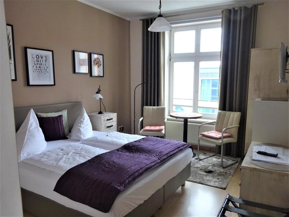 Hotel Pension Zur Faehrbruecke ชตราลซุนด์ ภายนอก รูปภาพ