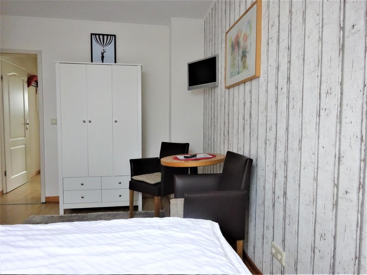 Hotel Pension Zur Faehrbruecke ชตราลซุนด์ ภายนอก รูปภาพ