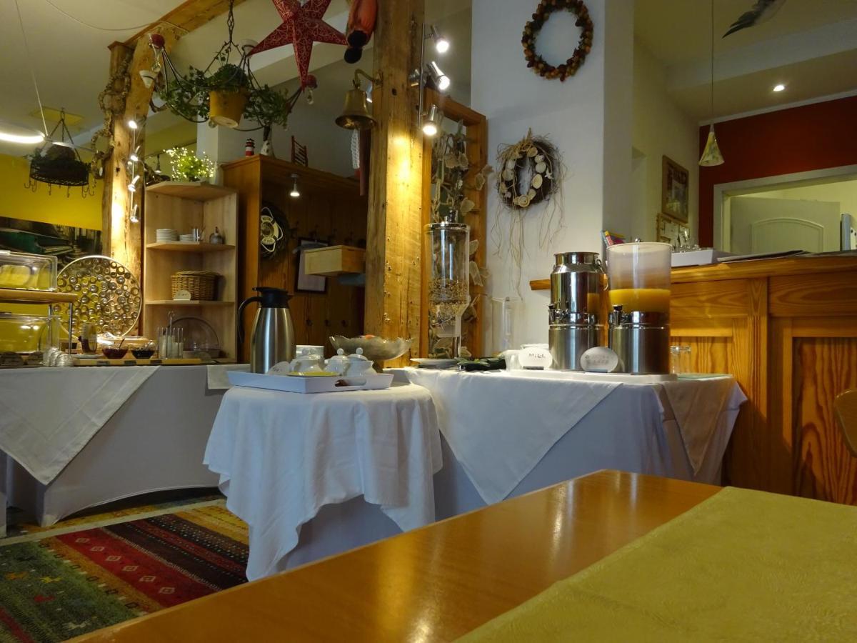 Hotel Pension Zur Faehrbruecke ชตราลซุนด์ ภายนอก รูปภาพ