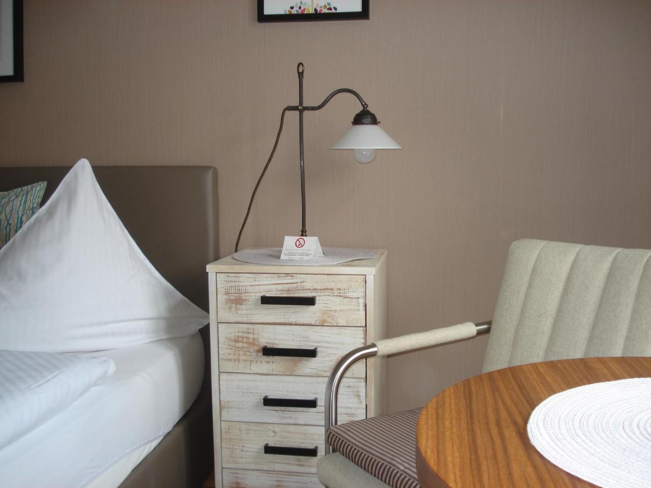 Hotel Pension Zur Faehrbruecke ชตราลซุนด์ ภายนอก รูปภาพ