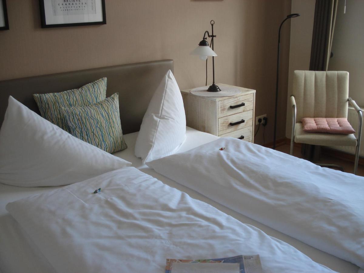 Hotel Pension Zur Faehrbruecke ชตราลซุนด์ ภายนอก รูปภาพ