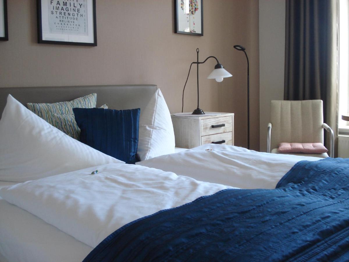Hotel Pension Zur Faehrbruecke ชตราลซุนด์ ภายนอก รูปภาพ
